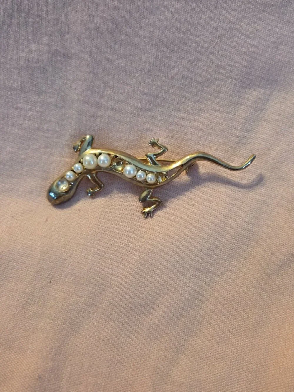 Vintage Gold-Tone Salamander Brooch | Retro Lizard Lapel Pin with Fual Pearls (F